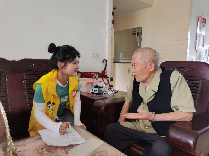 图为老党员寄语新青年时拍摄
