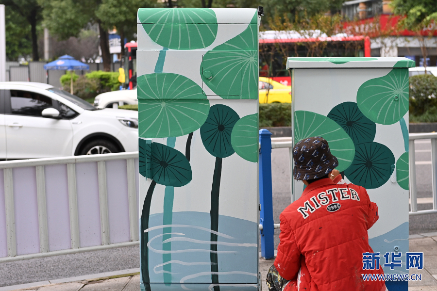 沙坪坝:配电箱穿"花衣" 扮靓城市街头