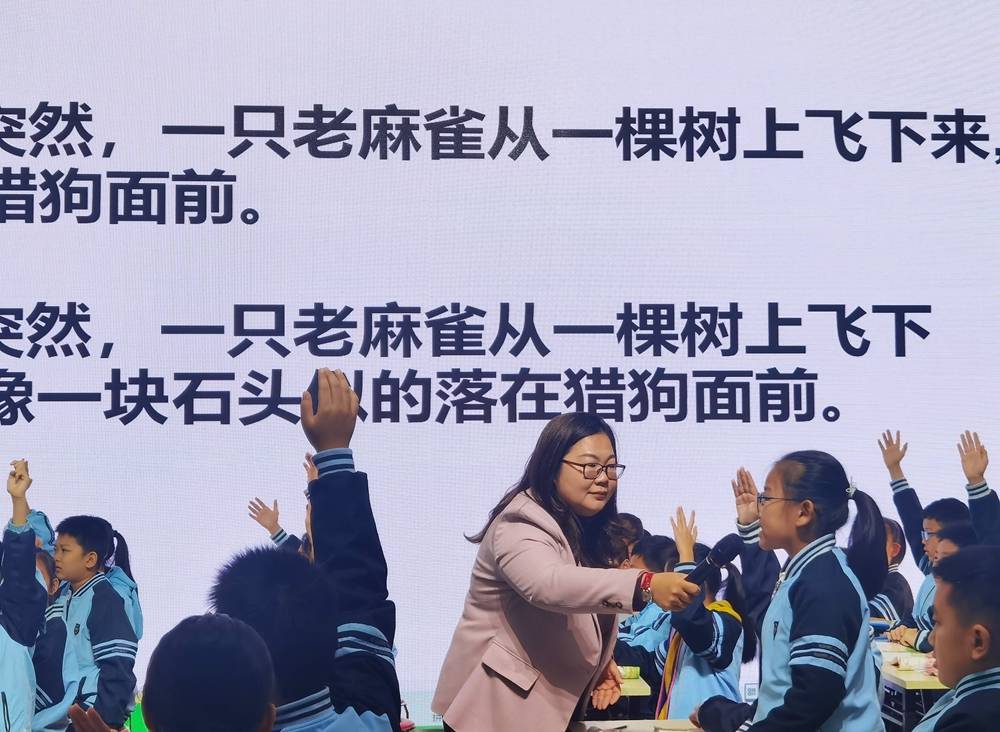 林峰路小学刘冬仙老师执教了四年级上册习作单元课文《麻雀,她用表
