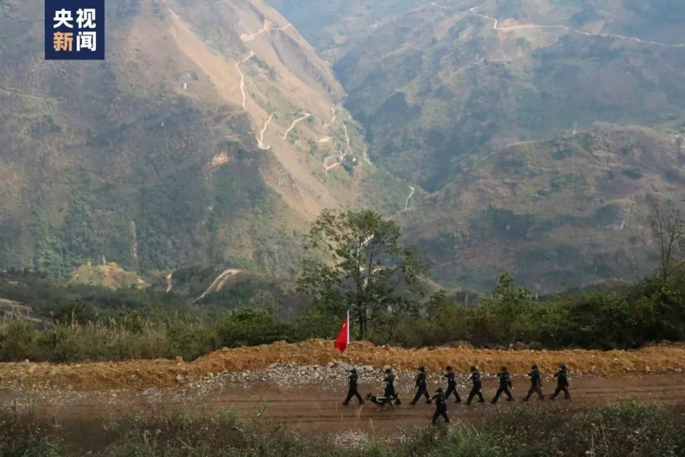 的第一课攀爬159号界碑巡逻道边检站民警告诉总台记者借着一束束光线