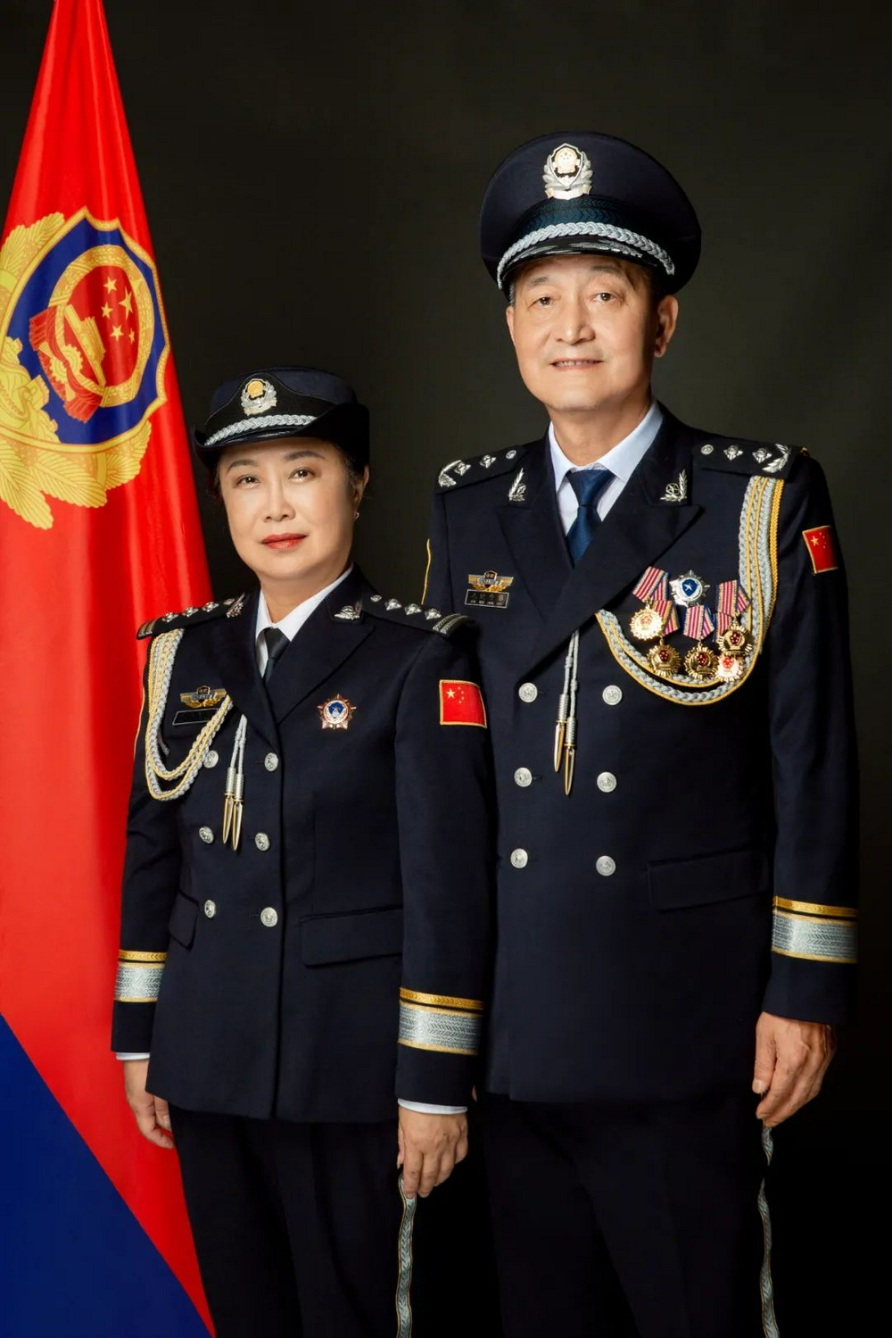 两江公安组织离退休民警拍摄警礼服纪念照