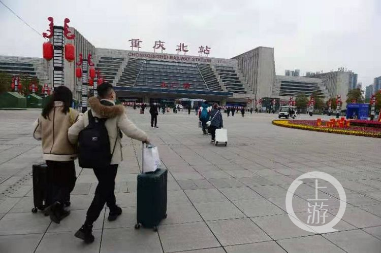 过年了回家了重庆火车北站北广场呈现阵发性车流高峰