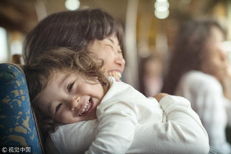 孩子受了委屈 拥抱比言语更能安慰娃