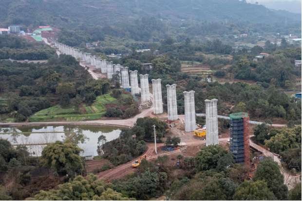 渝湘高铁巴南段离建成通车又近一步渝湘高铁巴南段箭杆湾双线特大桥已