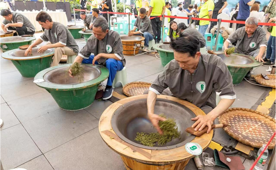 巅峰对决名茶竞秀首届重庆巴南斗茶大赛与炒茶大师赛落幕