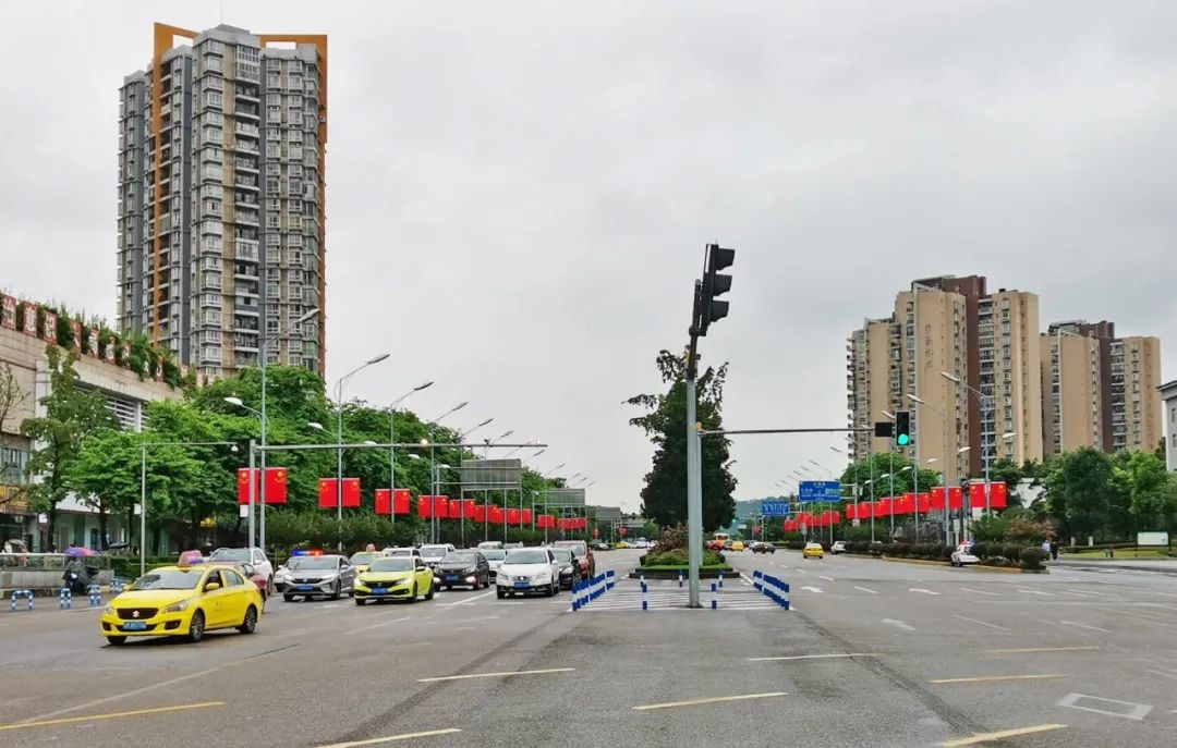 悬挂国旗添氛围 渝南大道,渝南大道分流道,巴滨路 东城大道,龙海