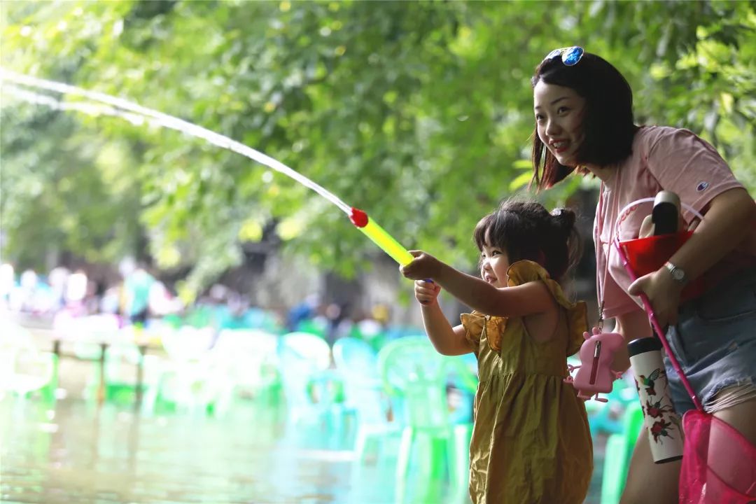 张晋蔡少芬夫妇来北碚一家人在这里玩水