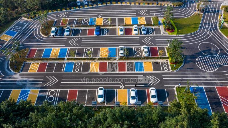 重庆建成首个彩色户外停车场