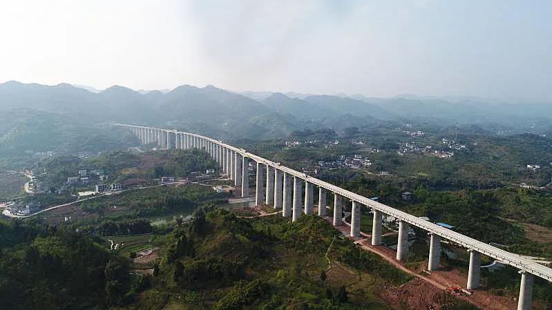 重庆铁路枢纽东环线新进展华托湾御临河双线特大桥架梁完工