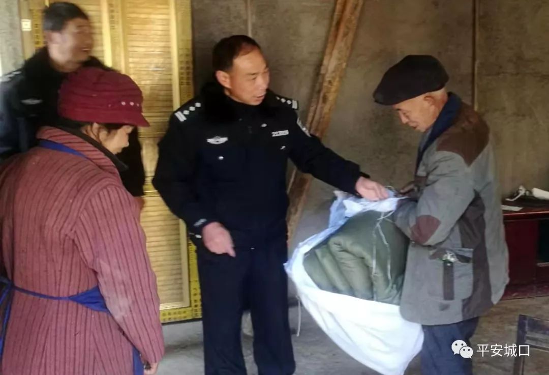 民警用脚步丈量城口革命老区的版图2019年,城口县公安局广大民警不