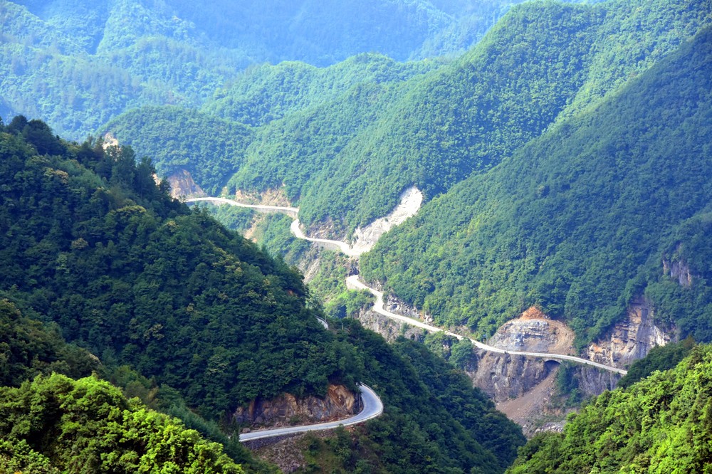 重庆市城口县治平乡沿山势蜿蜒而上的"四好农村路(通组公路)".