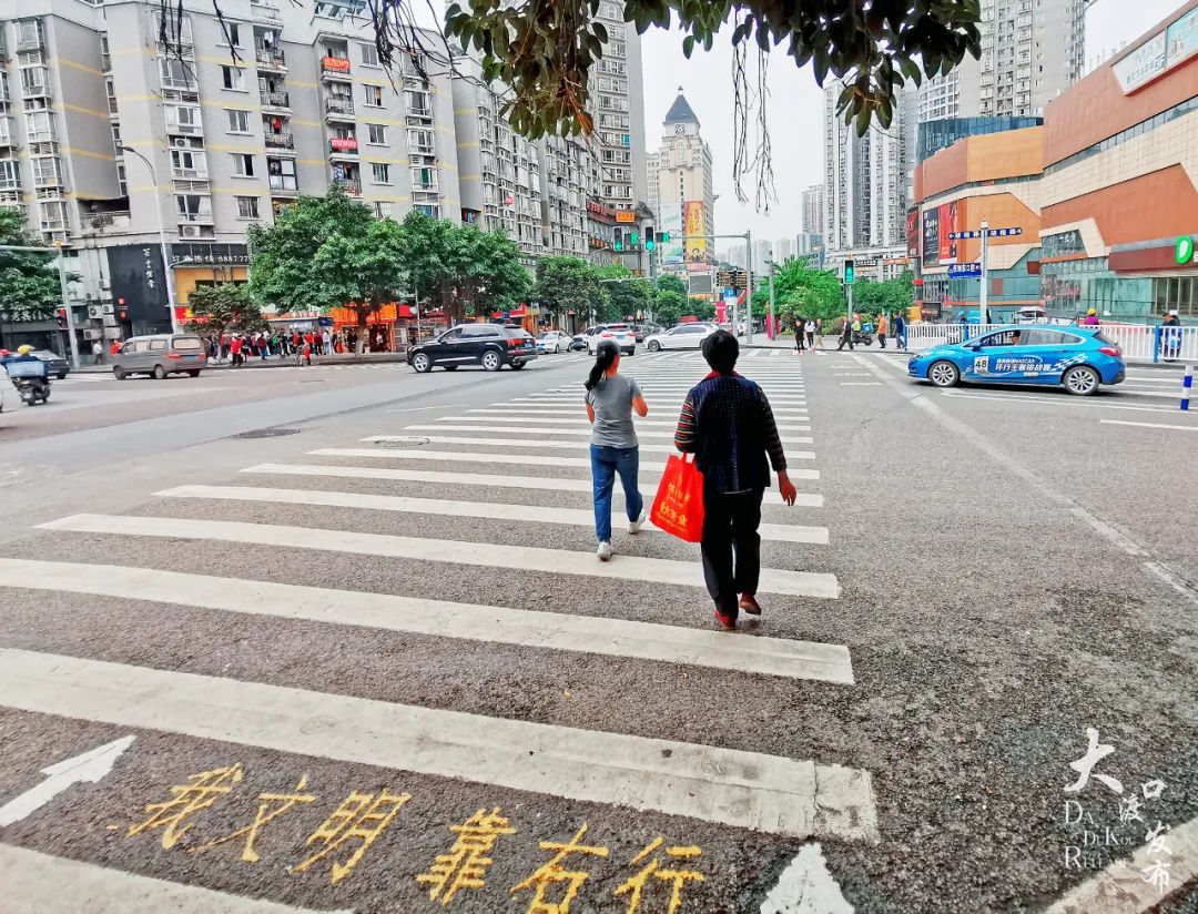 我文明,靠右行!在大渡口过马路有温馨提示哟