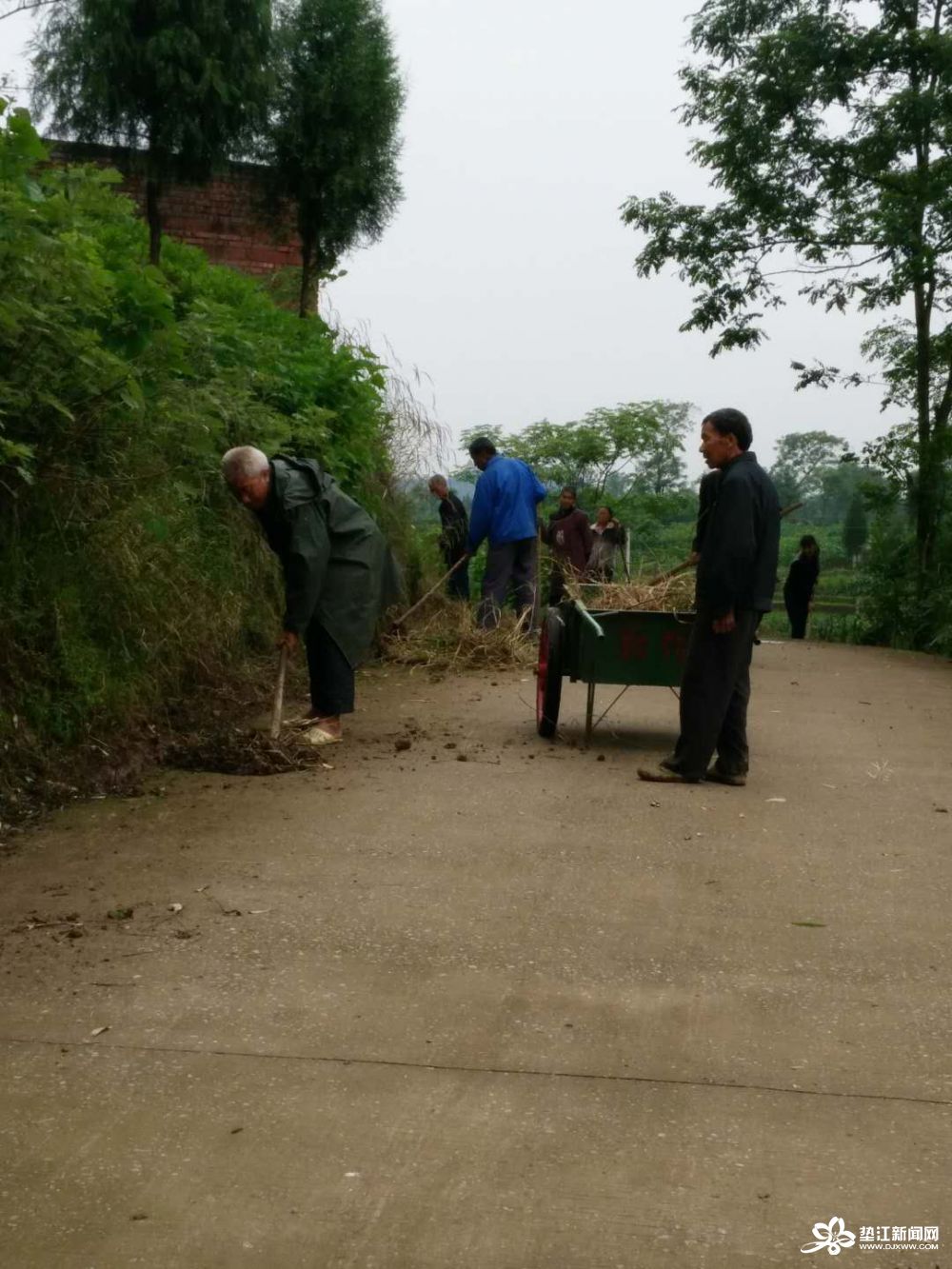 清扫农村道路共建康养普顺