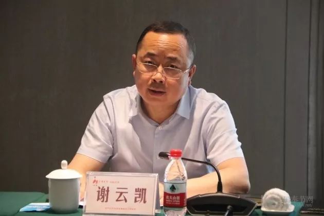 县委常委,县委组织部部长谢云凯主持会议县人民政府党