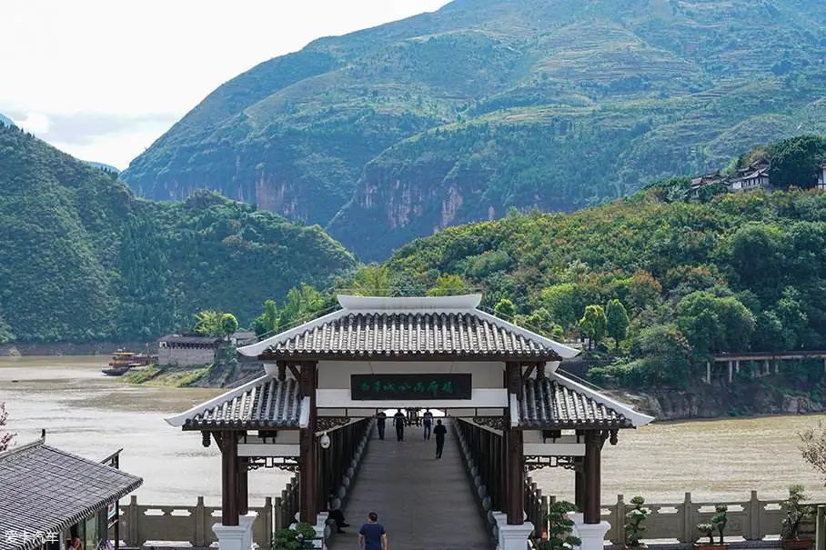 奉节新闻 正文奉节景区通过周到的服务,细致的安排 为广大游客朋友