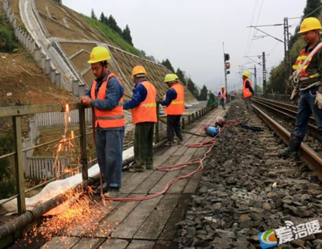 既有渝怀铁路尹家龙大桥桥面系改造完成