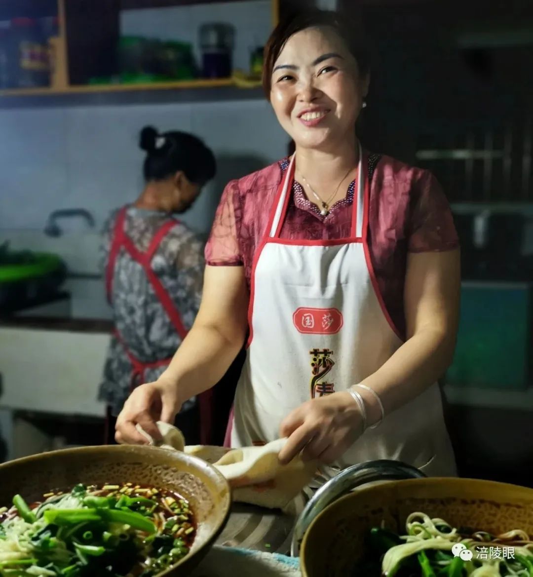 你笑起来真好看真看不出这家生意红火的面馆老板娘曾是贫困户