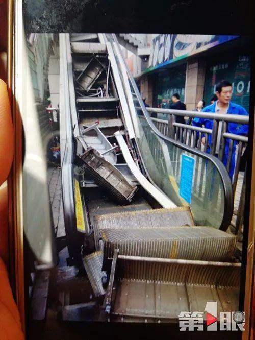 江北区五里店东方灯饰广场外,一部电动扶梯维修过程当中突然发生故障