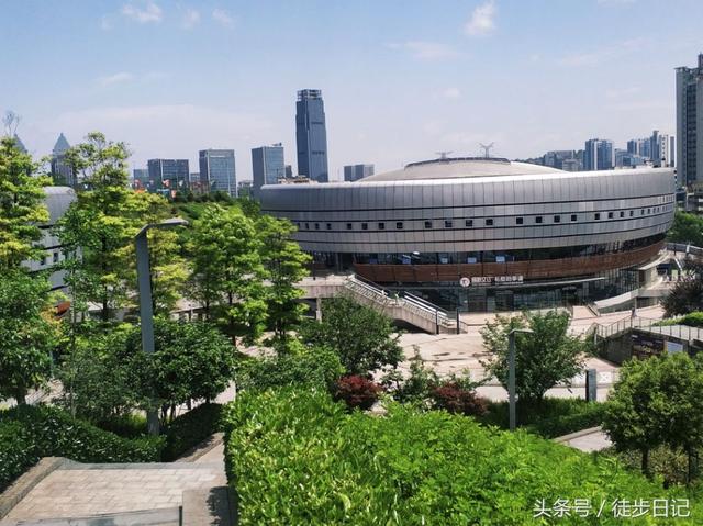 江北区石子山体育公园西邻盘溪路北延伸段,北邻内环高速路.