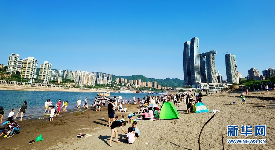 重庆江岸这片沙滩成"网红"