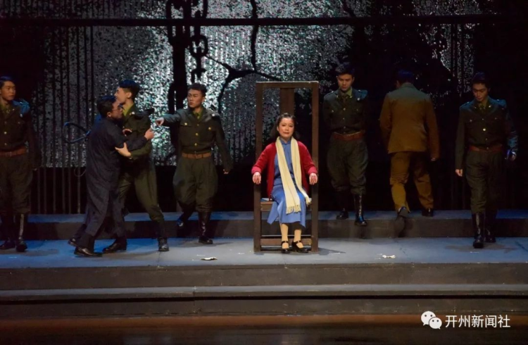 话剧红岩魂昨夜在开州剧院上演红岩精神感动全场