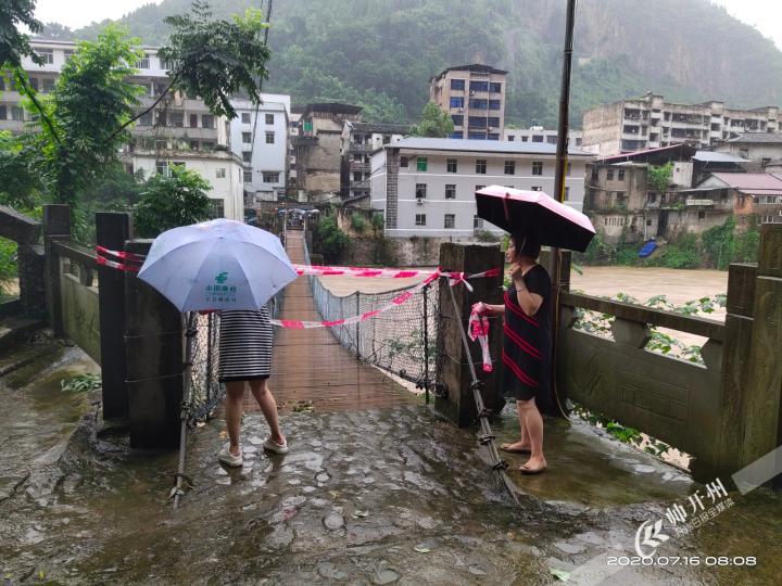 温泉镇1000余名干群合力抗洪抢险筑起广大群众生命财产安全屏障