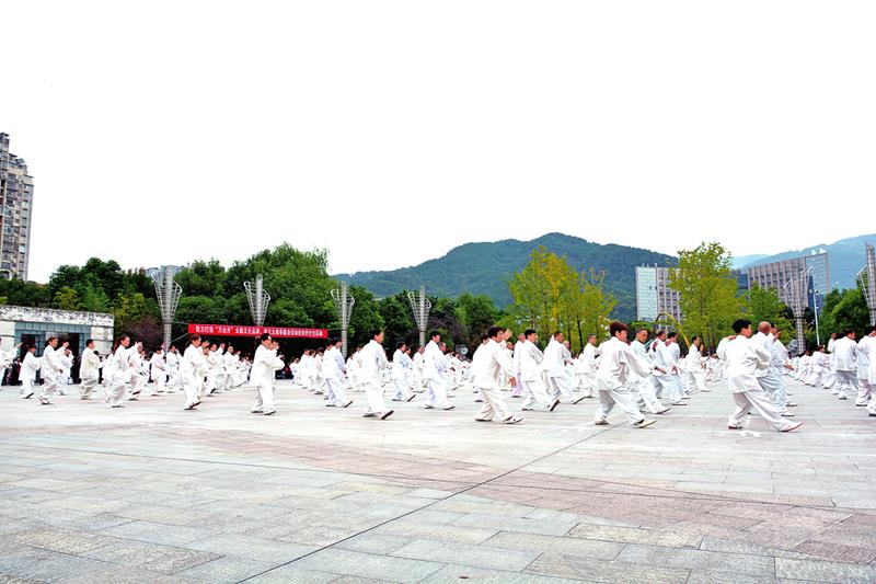 拳表演活动暨开州区第八届全民健身运动会太极拳比赛在市民广场举行