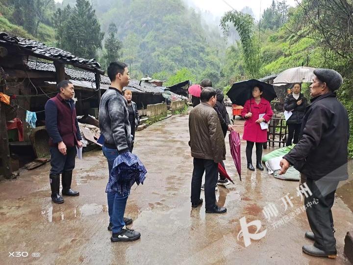 麻柳乡柳盛社区开展河道环境专项整治 重拳出击遏止污染源