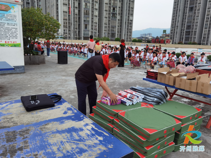 Kaiyun官方网-开州体育局，把5万元体育器材捐给凤凰小学(图4)