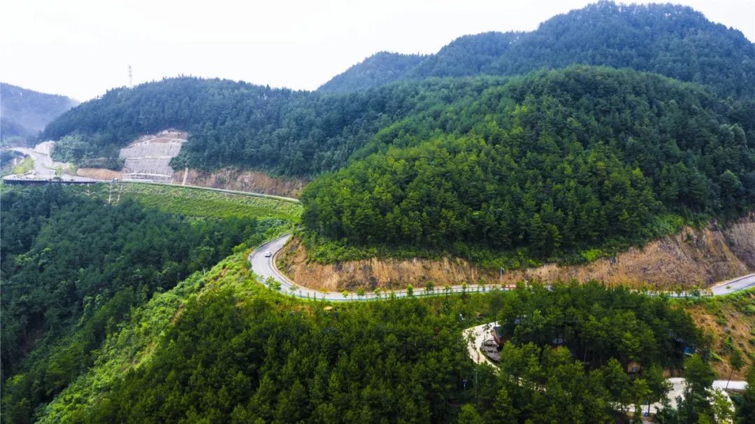 云雾缭绕的"二环路"梁山街道铁山坪段蜿蜒盘旋在大山中,让群众出行更