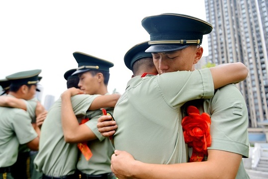 依依不舍,泪别战友,百余名退伍老兵踏上返乡路