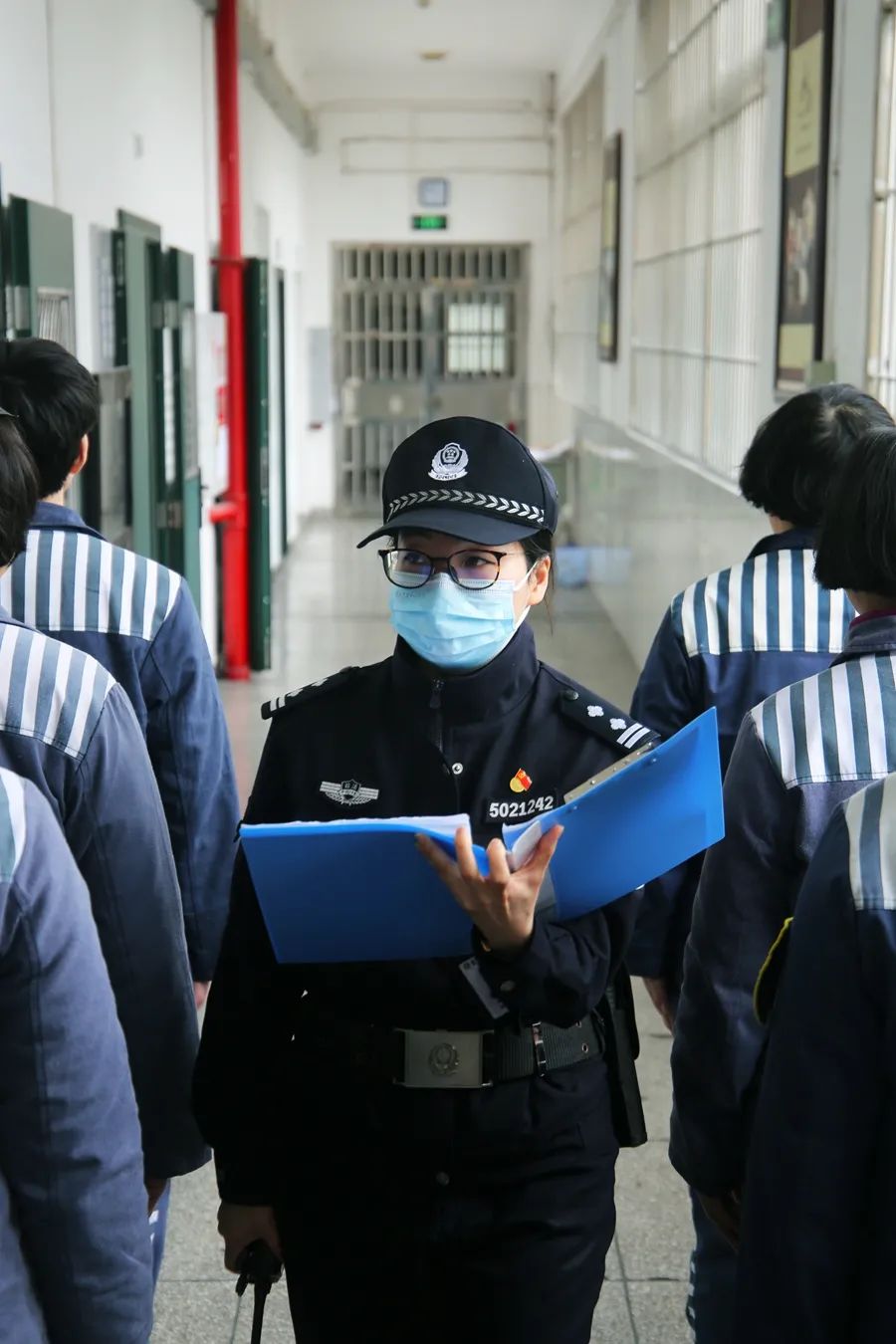 重庆市女子监狱三监区教导员沈煦,正在对监舍在押服刑人员巡查点名,在