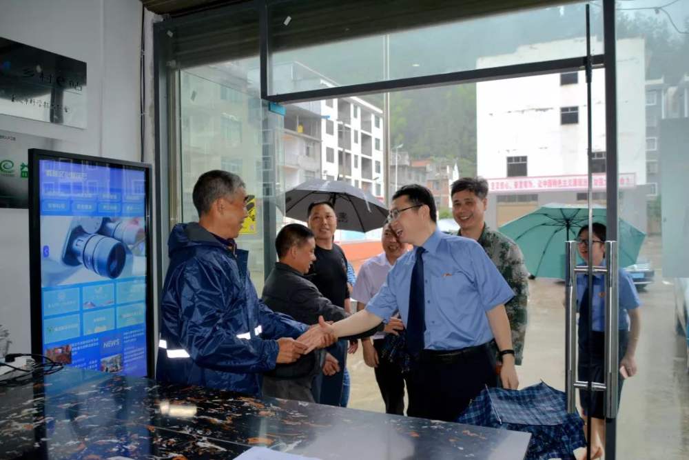陈荣鹏(右三)到联系帮扶太原镇与群众交谈