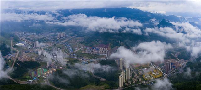 彭水新闻 > 正文 彭水新城位于老县城西部的靛水街道,距老县城3.