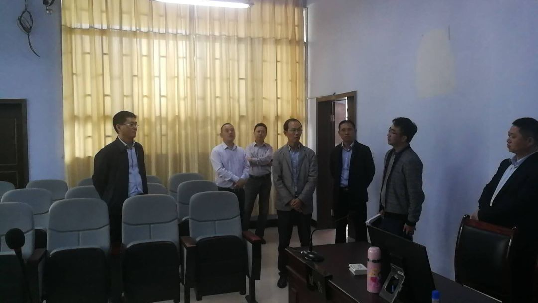 黔江区委常委,政法委书记余健华 调研指导区法院法庭工作