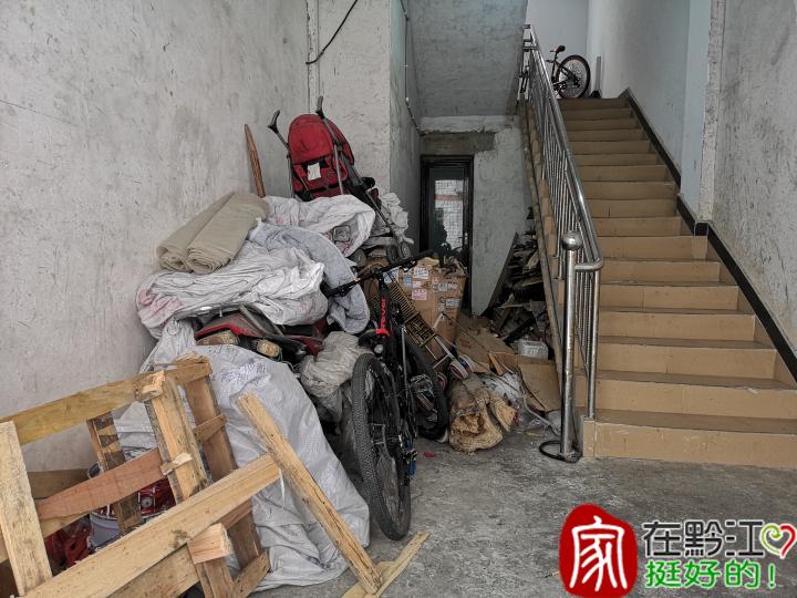 楼道杂物成堆 住户急盼清理