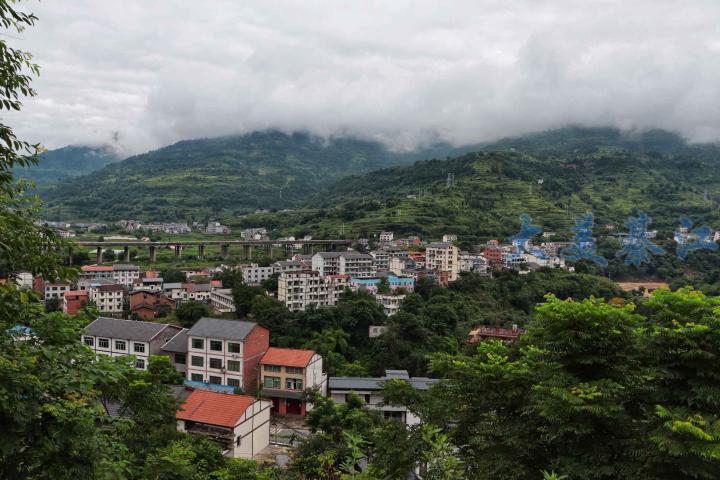 受到暴雨洗礼后,东溪镇三正村(镇紫街)显得更加靓丽.通讯员 袁其模 摄