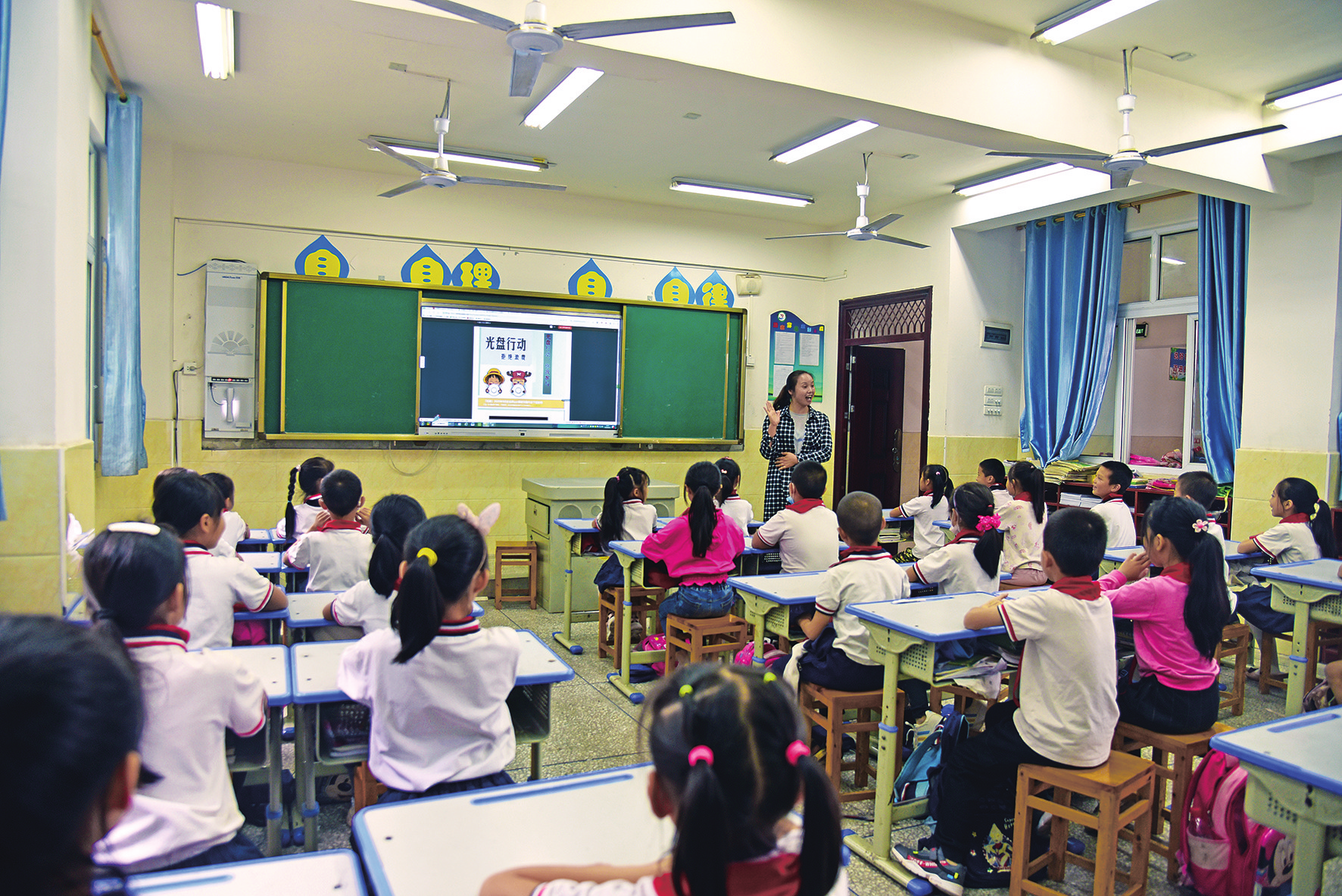 小学生课堂学节粮