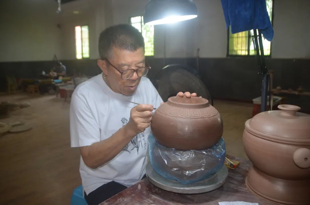 刘吉芬以泥为生用一生烧旺荣昌陶