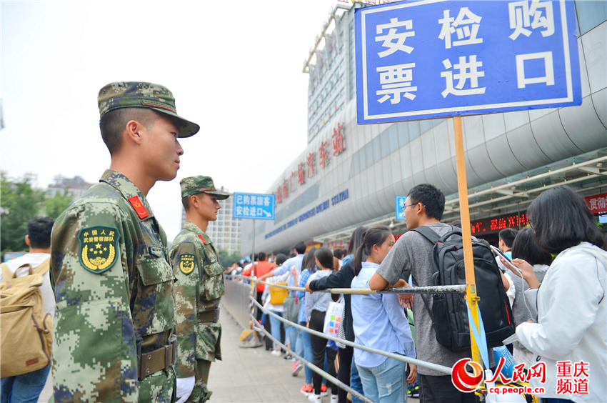 重庆武警加大城市巡逻 确保群众欢度佳节