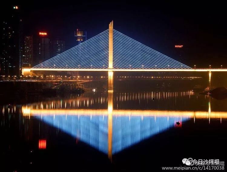 2012年,夜幕中的石门大桥.