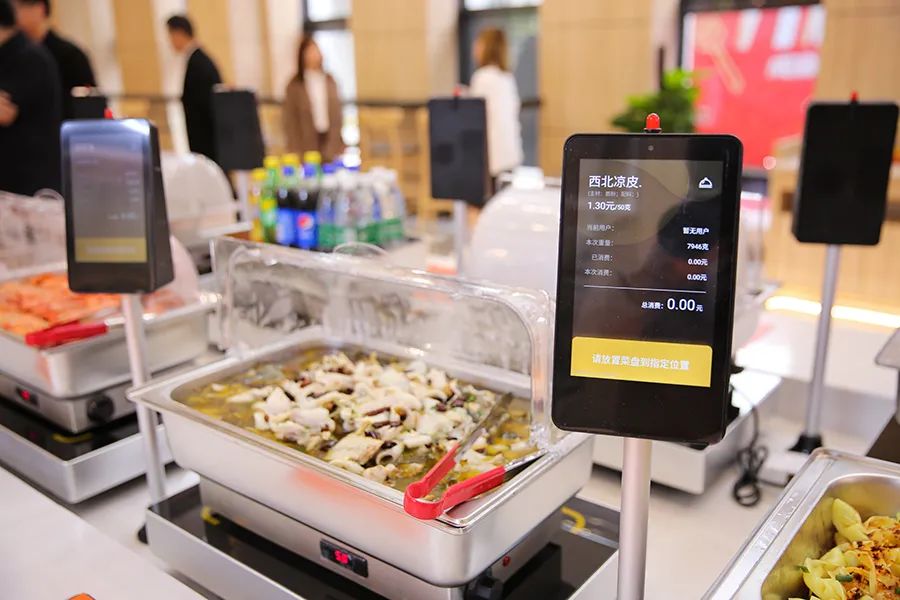 餐厅以自助式智能餐饮模式为亮点,通过对用餐环境实施智能化布控,提升