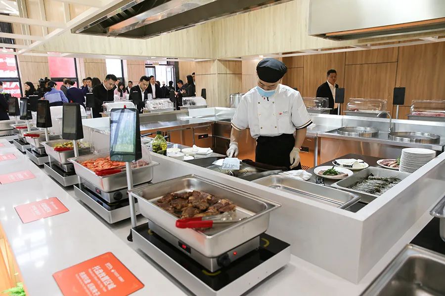 餐厅以自助式智能餐饮模式为亮点,通过对用餐环境实施智能化布控,提升