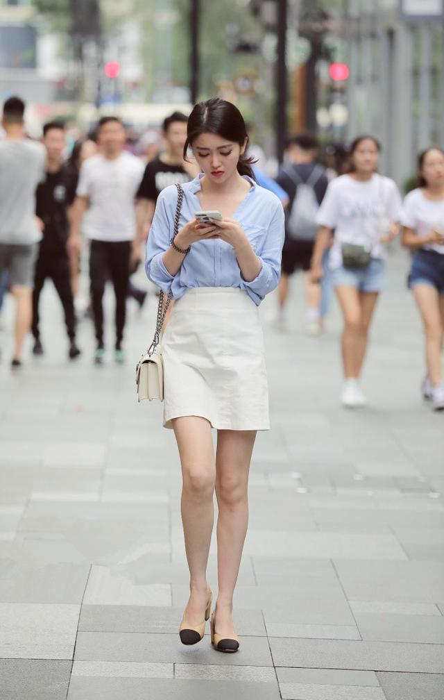 成都街拍:小个子女生的魅力穿搭,秀出不一样的青春与美丽!