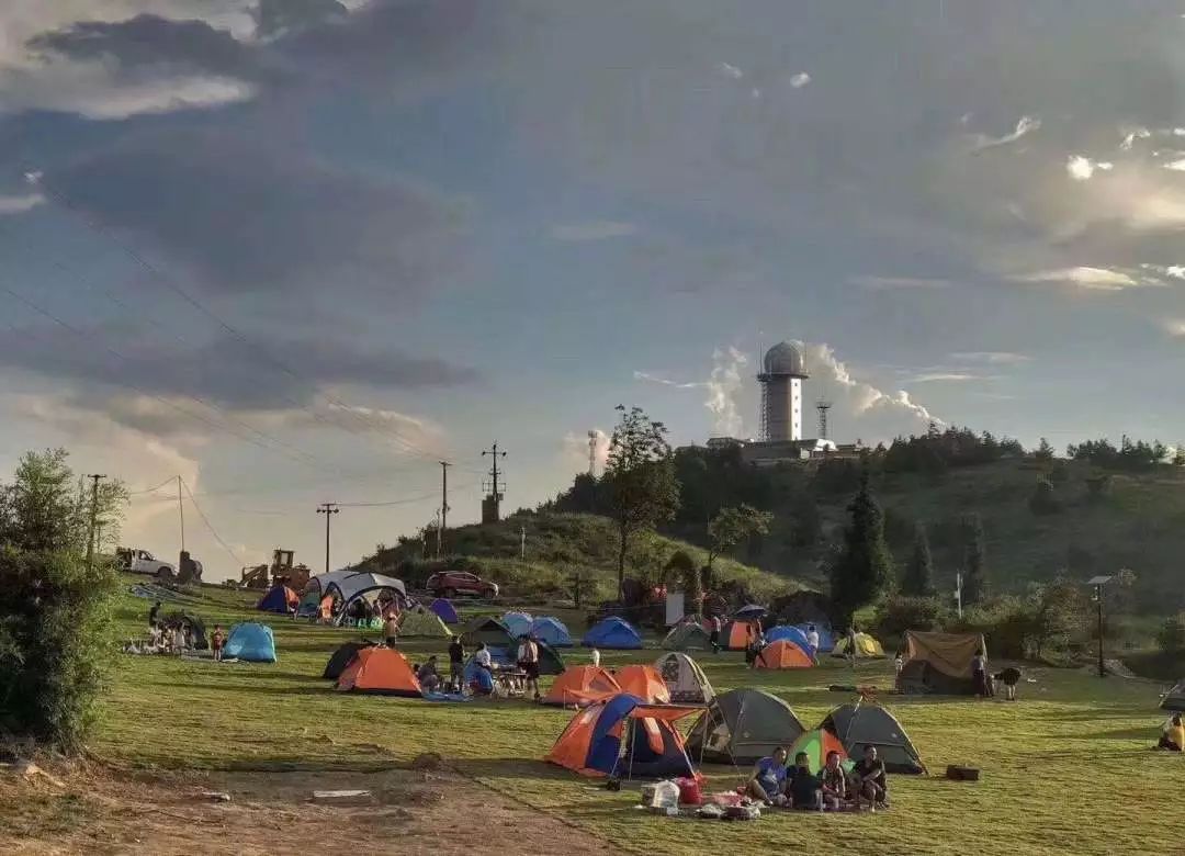 万人齐聚千野草场露营狂欢献礼华诞