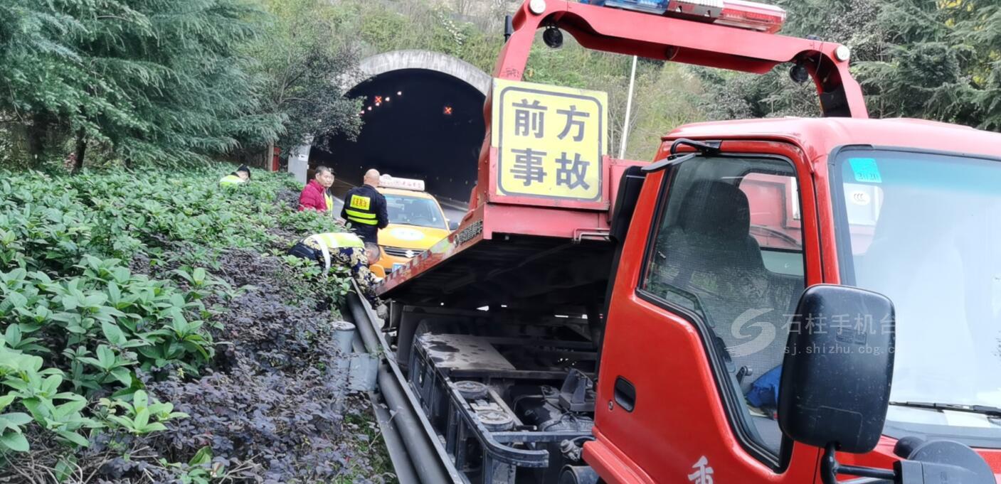 石柱出租车高速公路隧道抛锚执法队员推车救援