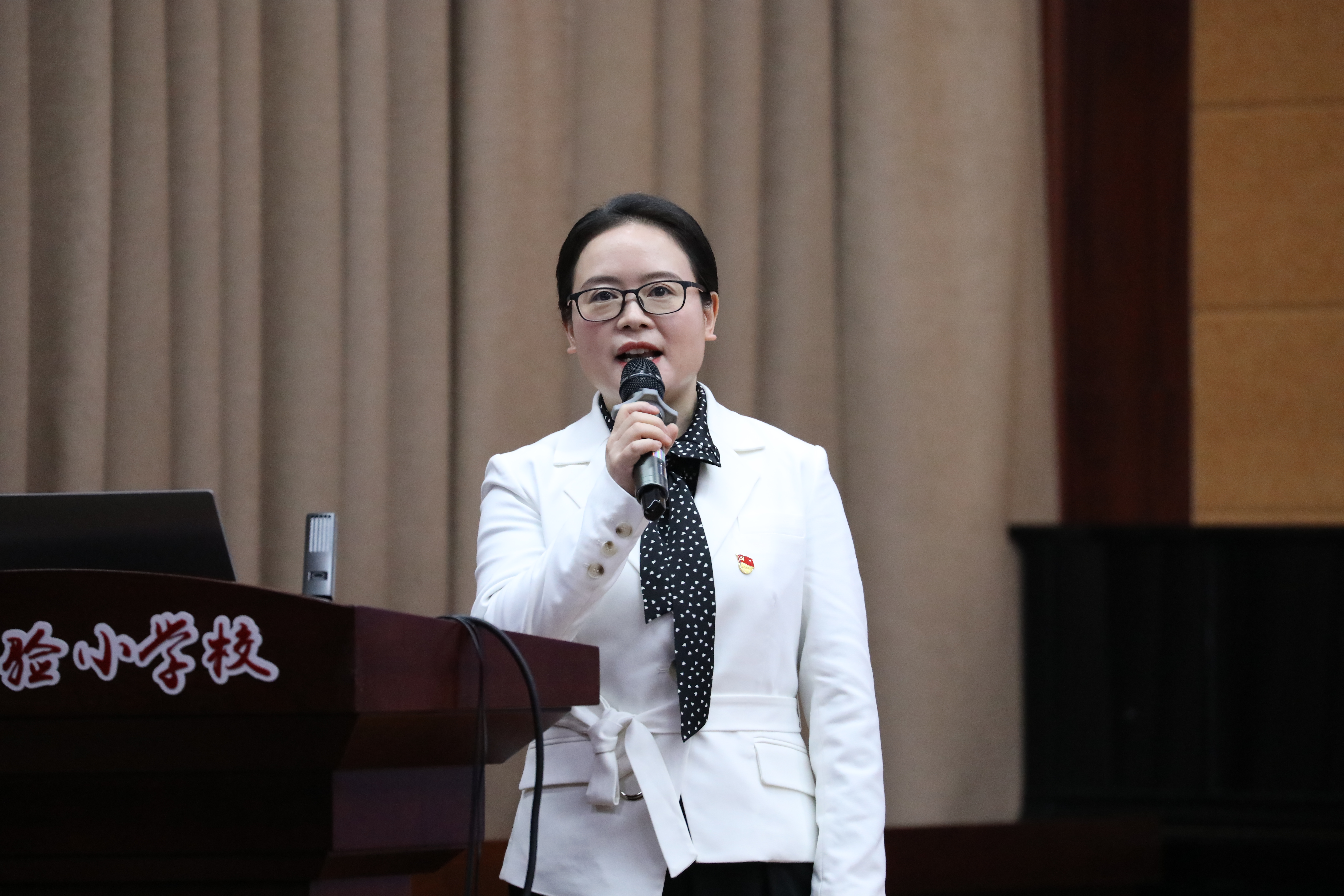 图为实验幼儿园园长马丽平正在述职.