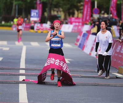 石柱选手冯丹勇夺市运会半程马拉松女子组冠军