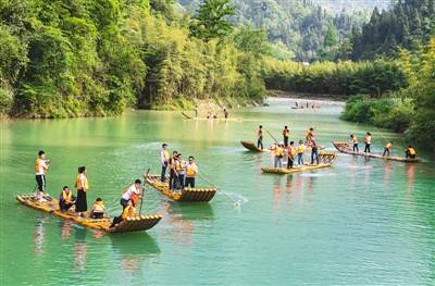 5月1日,游客在位于湖北宜昌秭归县的三峡竹海生态旅游区体验划竹排.