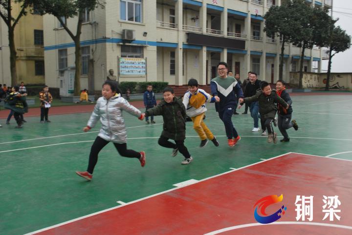 分享阅读之乐铜梁围龙小学孩子收到新年礼物